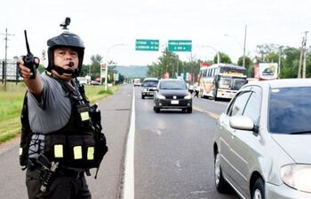 un-agente-de-la-patrulla-caminera-en-plena-tarea-en-la-ruta-para-ellos-no-tienen-validez-las-licencias-de-los-militares--212326000000-1843088.jpg
