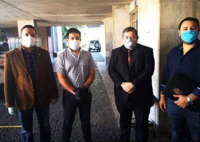 Los abogados Martín González, Daniel Trinidad, Daniel Martínez y Víctor Marecos presentaron el amparo constitucional en la Oficina de Atención Permanente.