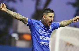 El argentino Matías Gabriel Pardo (24 años) festeja con euforia su gol que le dio la victoria Sol de América sobre San Lorenzo, anoche en Villa Elisa.