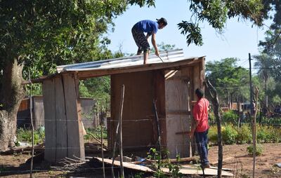 Algunos de los desalojados proceden a derribar   las precarias viviendas construidas en el asentamiento Canaán. Fue el viernes último durante el procedimiento fiscal-policial.