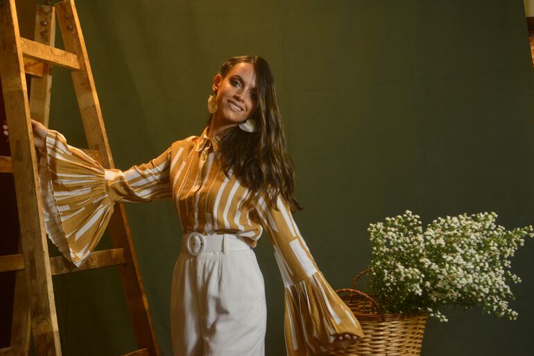 Camisa con mangas plisadas y short de cintura alta (BELLASSOI, 34 curuguateños 155 casi Molas López)