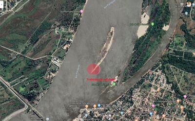 Foto satelital de la zona de Remanso, en Mariano Roque Alonso. El punto rojo marca el lugar donde se está realizando el refulado, afectando a la isleta, que ya fue cortada en dos. El Mades constató en la tarde de ayer que los trabajos están suspendidos.