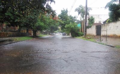 Encarnación fue una de las ciudades donde hubo intensa lluvia. Los raudales ocurren por falta de alcantarillados.