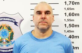 marcelo-piloto-con-la-cabeza-rapada-y-con-el-uniforme-de-la-carcel-de-catanduvas-que-es-de-maxima-seguridad--224023000000-1778345.jpg