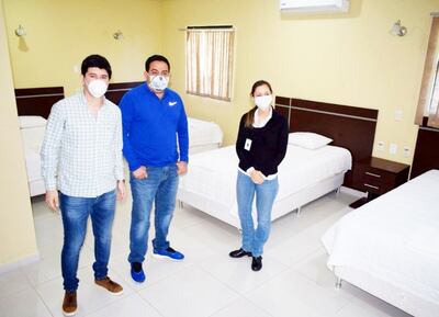 El intendente Ricardo Estigarribia (PLRA), la directora del hospital   Johana Benítez y el gerente del hotel Carlos González  recorrieron el sábado último las instalaciones.