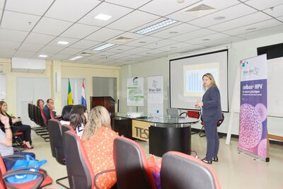 La doctora Natalia Pérez, de nacionalidad uruguaya, explicó los avances tecnológicos en la lucha contra el cáncer de cuello uterino. Participaron médicos y bioquímicos de Ciudad del Este.