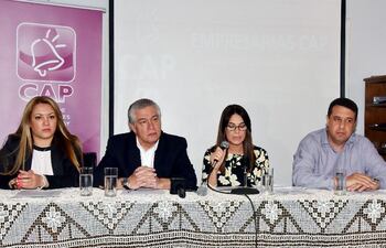 sonia-diaz-el-titular-de-la-cap-carlos-jorge-biedermann-lourdes-breuer-y-ulisses-cabral-en-la-rueda-de-prensa--210042000000-1571851.jpg