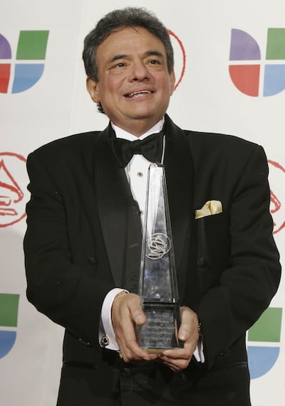José José en una foto de 2005 con el premio Persona del Año otorgado en la ceremonia de los Latin Grammys.