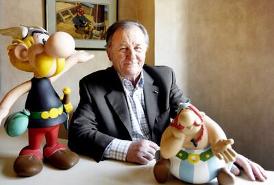 En esta foto tomada en París, Albert Uderzo posando con las figuras de sus personajes Astérix y Obélix.