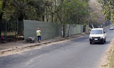 Vista de la avenida Primer Presidente frente al Jardín Botánico. La contratista ya procedió a colocar el vallado en la zona de obras.