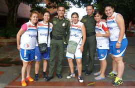 las-paraguayas-anabel-rodriguez-i-angelica-vazquez-mirian-vielma-ana-gonzalez-y-gloria-rodriguez-posan-con-dos-policias-colombianos-en-la-ciudad-231652000000-625964.jpg