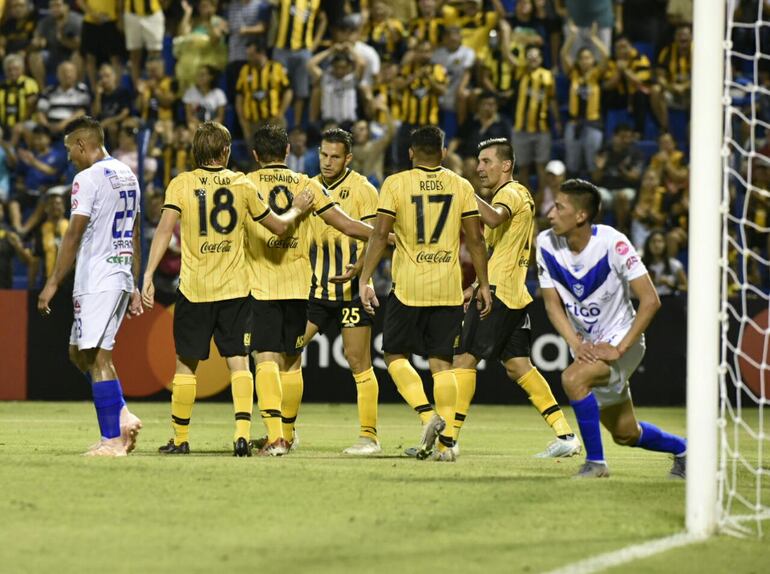 Guaraní goleó y pasó de ronda en la Libertadores.