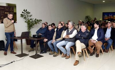 El ingeniero Carlos Pedretti (i) habló anoche de la apertura de nuevos mercados para la carne paraguaya como el mayor desafío del sector pecuario, en el salón de criadores de Brangus.