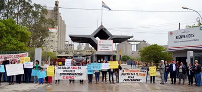Vecinos de Villeta cerraron ayer por dos horas el acceso a la INC, cansados de vivir en medio del polvo de cemento.