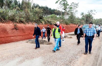 El presidente de la República, Mario Abdo Benítez (i), y el ministro de Obras Públicas, Arnoldo Wiens, recorrieron ayer obras de la duplicación de la Ruta 2 y 7.