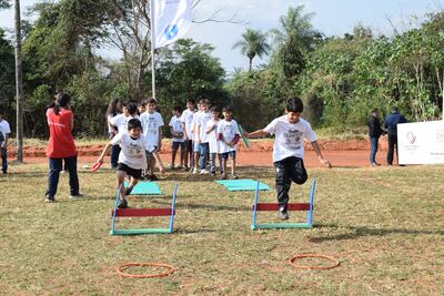 Dos niños participan en una prueba de atletismo.