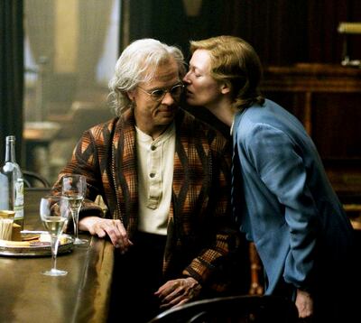 Brad Pitt y Tilda Swinton en una escena de la película “El extraño caso de Benjamin Button”, que está basada en el relato de Francis Scott Fitzgerald y el domingo llegará a los lectores de ABC.