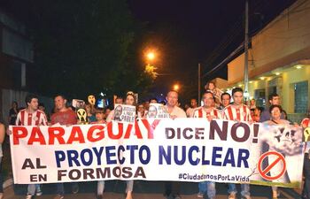 marcha-efectuada-contra-el-reactor-nuclear-argentino-realizada-por-las-calles-de-pilar--231446000000-1298032.jpg