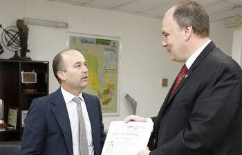 el-director-regional-de-america-economia-guillermo-prommel-hace-entrega-de-la-distincion-a-james-spalding--222638000000-1385760.jpg