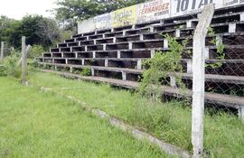 la-cerca-perimetral-de-un-sector-de-las-graderias-del-club-primero-de-mayo-esta-destruida-las-malezas-tambien-ganan-terreno--211351000000-1432542.jpg