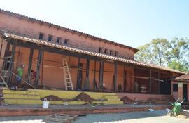 obreros-de-la-municipalidad-de-san-lorenzo-trabajan-en-la-reparacion-de-los-pilares-del-corredor-de-seis-salas-que-estan-en-peligro-de-derrumbe--213739000000-1734074.jpg