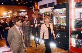 la-viceministra-de-la-set-marta-gonzalez-ayala-y-el-titular-de-la-uip-eduardo-felippo-en-un-recorrido-ayer-por-stands-de-la-expo-capasu-hablo-de-215058000000-1640367.jpg