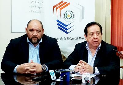 El director de Informática, Fausto von Streber (izq.), y el asesor del TSJE Luis Mauro, en la conferencia que dieron el lunes.