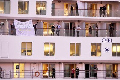 El crucero Greg Mortimer, que  partió de Ushuaia (Arg.) hacia Islas Canarias con 132 pasajeros y 85 tripulantes, atraca en el puerto de Montevideo en la noche del viernes para la evacuación.
