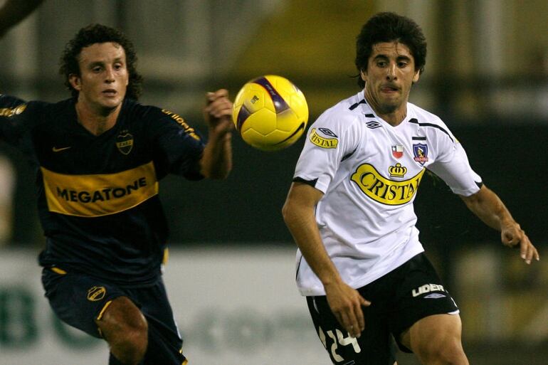 El jugador del Boca Juniors Pablo Ledesma disputa un balón con Salcedo en la Copa Libertadores de 2008.