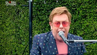 Elton John canta durante el concierto "One World: Together At Home" presentado por Global Citizen.