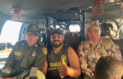 Ali Mahmoud Ahmed Coronil, flanqueado por las autoridades que lo rescataron hoy.