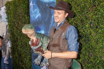Un 'baby raptor' y su cuidador arriban a la gran apertura de celebración de  'Jurassic World: The Ride', en Universal Studios de  Hollywood.