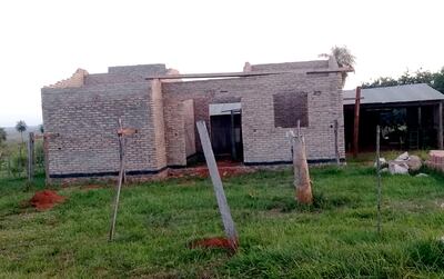 Las casas se encuentran a la altura del techo. Faltan aún la terminación, revoque, instalación eléctrica y de sistema de agua potable.