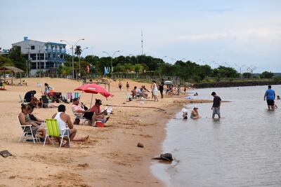 La playa Tacuary, ubicada frente a la plaza municipal “Batalla de Tacuary”. Tiene servicio de cantina.