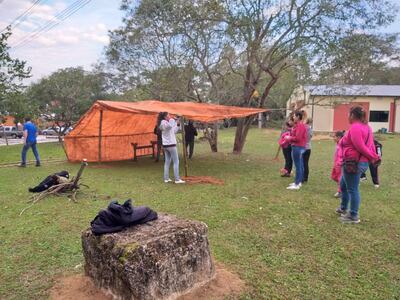 instalan carpa de la resistencia en ayolas
