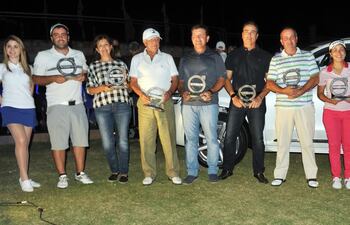 los-ganadores-de-las-distintas-categorias-del-torneo-de-golf-volvo-centenario-posan-con-sus-respectivos-trofeos--225838000000-1494132.jpg