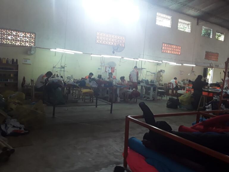 El depósito donde desde hace tres meses funciona la empresa Abdiez Sport de Horqueta.