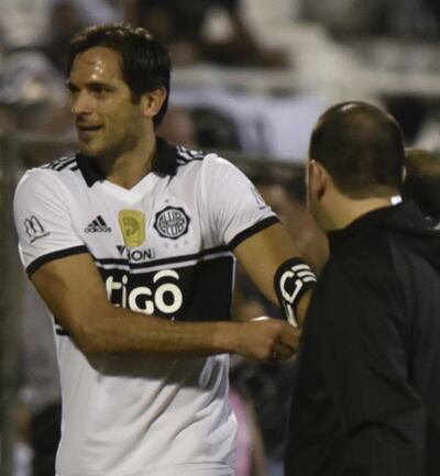 Roque Santa Cruz, cuando se retira solo cinco minutos después de arrancar el partido del domingo, frente Deportivo Santaní.