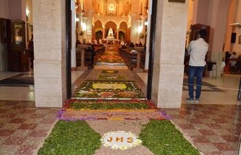 la-basilica-menor-nuestra-senora-del-pilar-se-revistio-con-una-alfombra-de-flores-naturales-para-celebrar-el-corpus-christi--210045000000-1719774.jpg