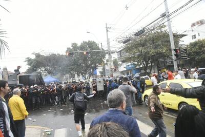 Incidentes frente a la Municipalidad de Asunción durante la protesta de los taxistas.