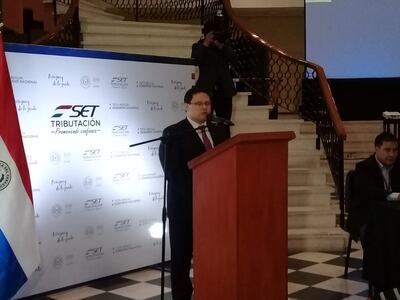 Óscar Orué se mostró emocionado al asumir el cargo y recordó que comenzó como ordenanza en la Dirección General del Tesoro Público del Ministerio de Hacienda.