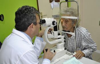 el-doctor-miguel-scalamogna-especialista-en-glaucoma-y-cataratas-inspecciona-los-ojos-de-don-alejandro-santacruz-en-la-fundacion-vision--193740000000-1427392.jpg
