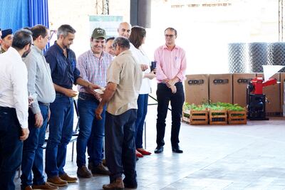 El presidente Mario Abdo (camisa azul) asistió ayer al acto de entrega de aportes a beneficiarios del proyecto Proders del Ministerio de Agricultura, en Belén, Concepción.