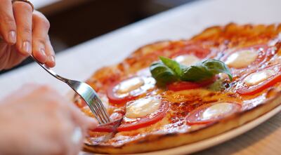 Con la venta de las pizzas sobreviven y también alimentan a decenas de gatos y perros en situación de calle.