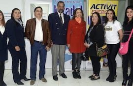 directivos-recursos-humanos-de-la-farmacia-e-invitados-participaron-de-la-apertura-de-la-farmacia-numero-19-de-la-cadena--211303000000-1086671.jpg