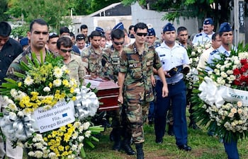 camaradas-del-militar-que-murio-en-un-enfrentamiento-con-la-banda-epp-trasladan-el-cuerpo-del-infortunado-para-ser-sepultado-ayer-al-final-de-la-tard-01356000000-638044.jpg