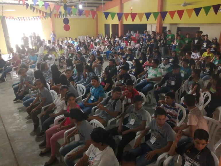 Los jóvenes reunidos en Fuerte Olimpo, este viernes.