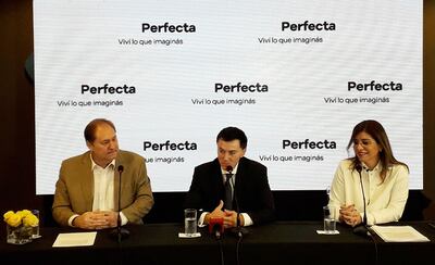 Rainer Bendlin, director de Perfecta Automotores; Antonio Antela, CEO director managing de BMW en Latinoamérica y el Caribe, y Liz Ramírez, gerente general de Perfecta, brindaron una conferencia por los 50 años de la empresa.