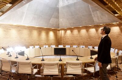 Así es la sala de reuniones donde podrán deliberar hasta 30 obispos. El ambiente cuenta con luz natural y eléctrica.