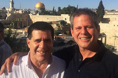 Horacio Cartes aparece abrazado a su “hermano del alma” Darío Messer durante una visita de carácter oficial a Israel. El doleiro formaba parte de las comitivas oficiales durante el gobierno cartista.